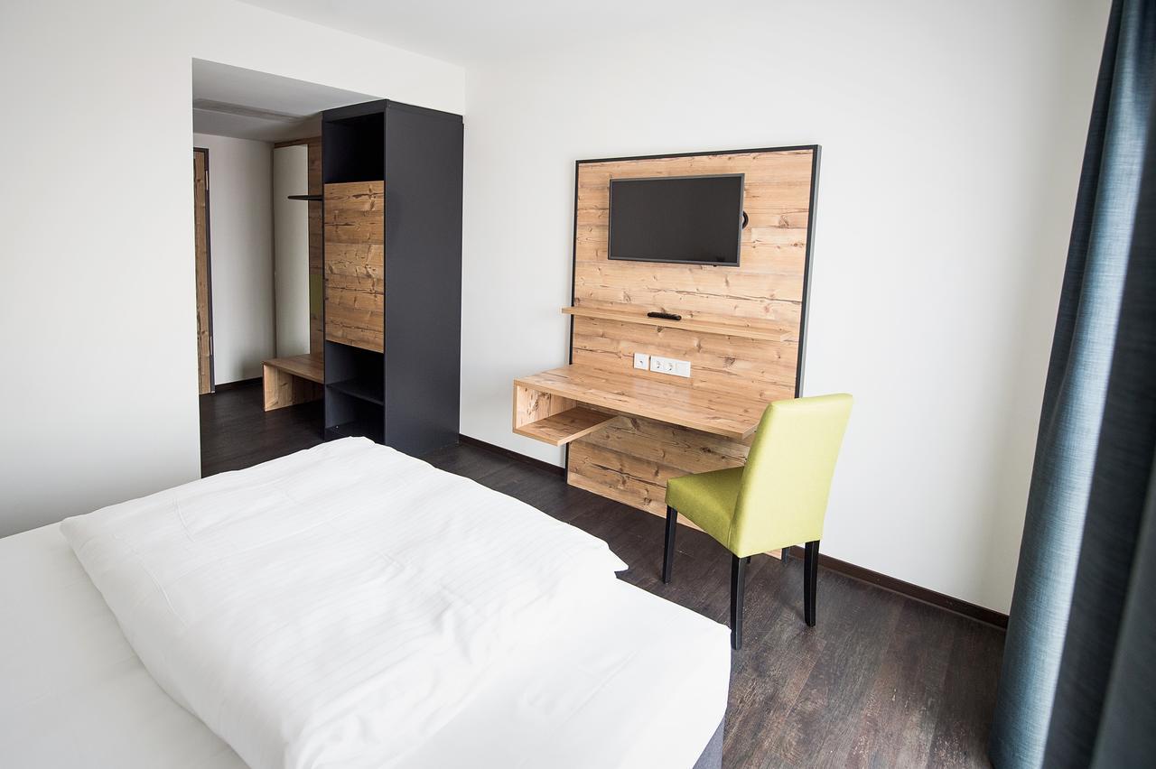 Alb Inn - Hotel & Apartments Мерклинген Екстериор снимка